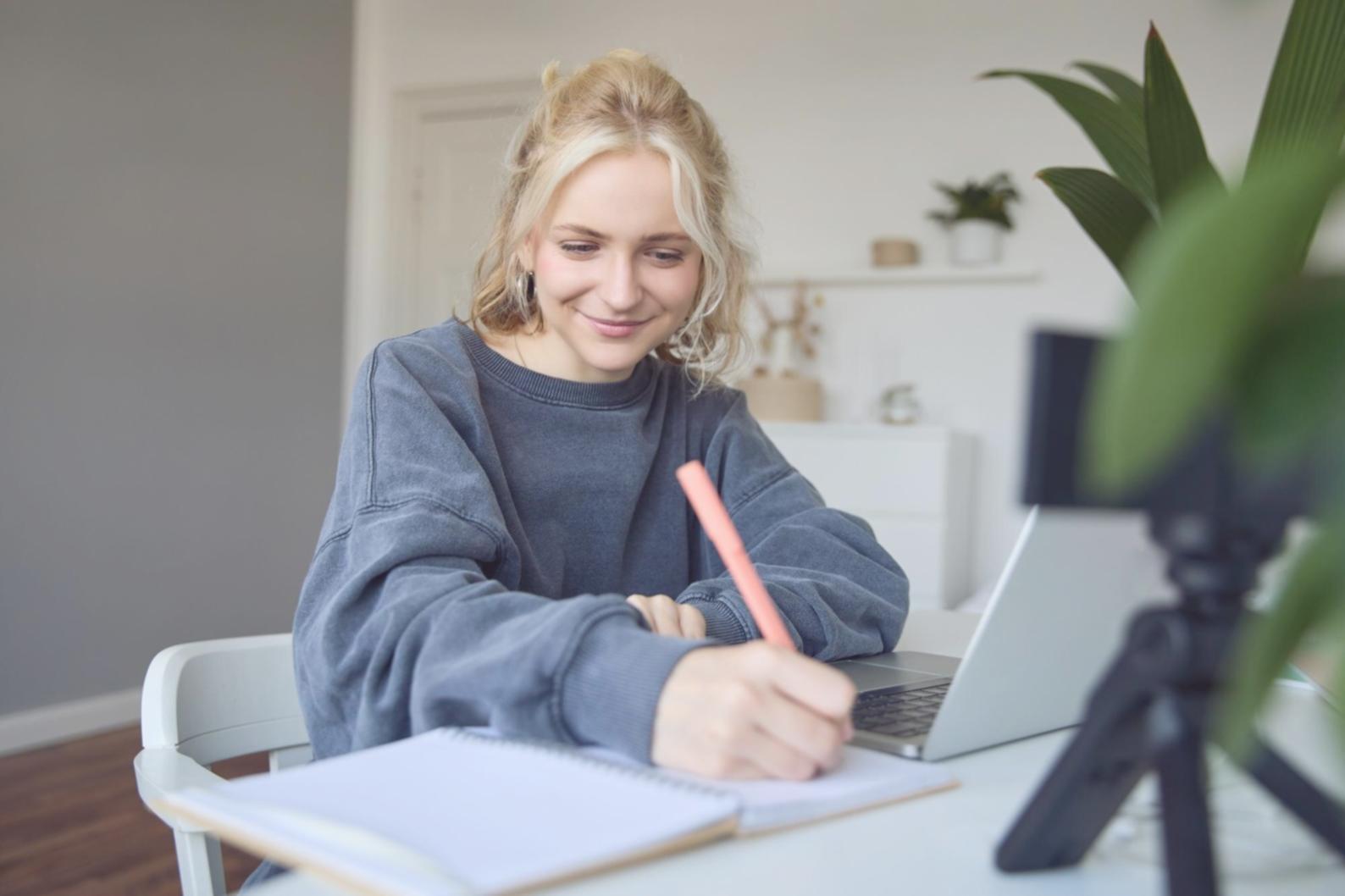 Professionnels analysant des graphiques financiers en équipe