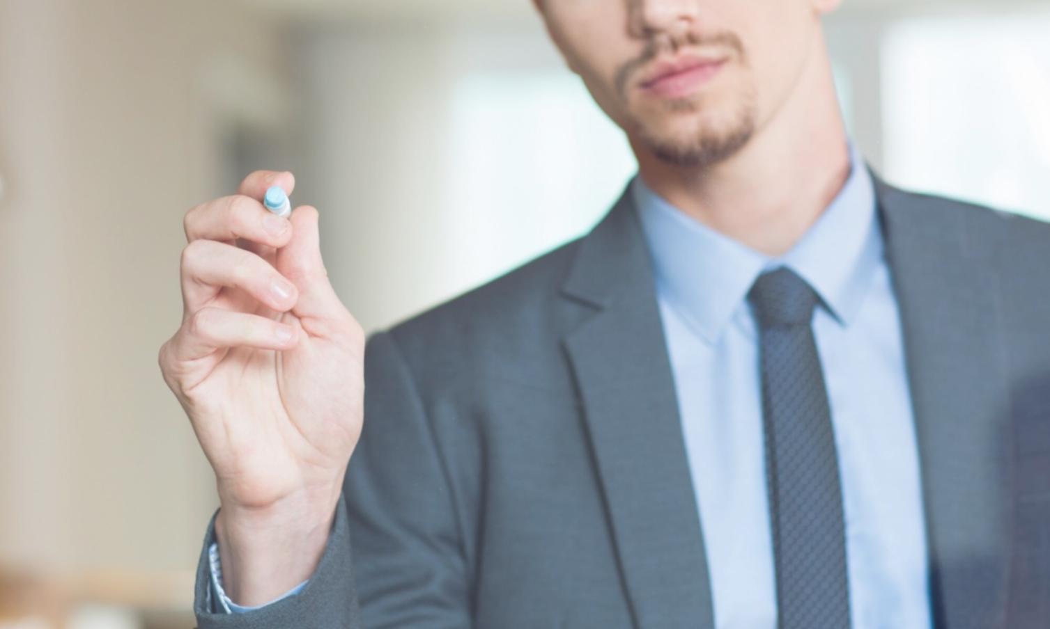 Espace de travail moderne avec outils d'analyse financière