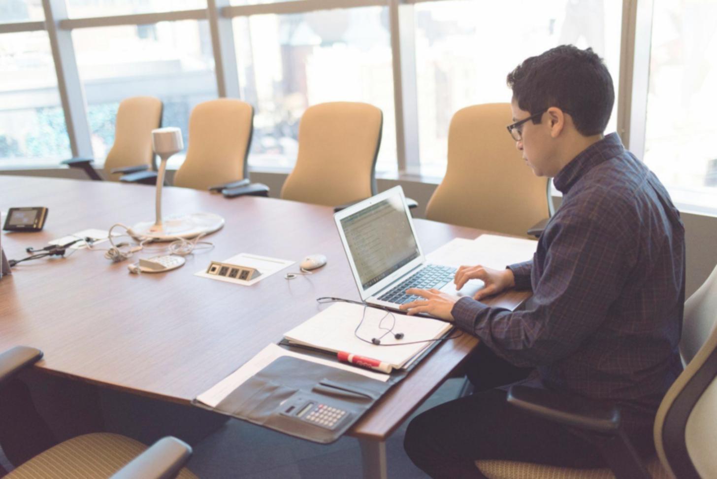 Réunion stratégique en environnement financier professionnel